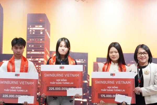 Lễ trao học bổng cho 3 học sinh THPT có thành tích xuất sắc