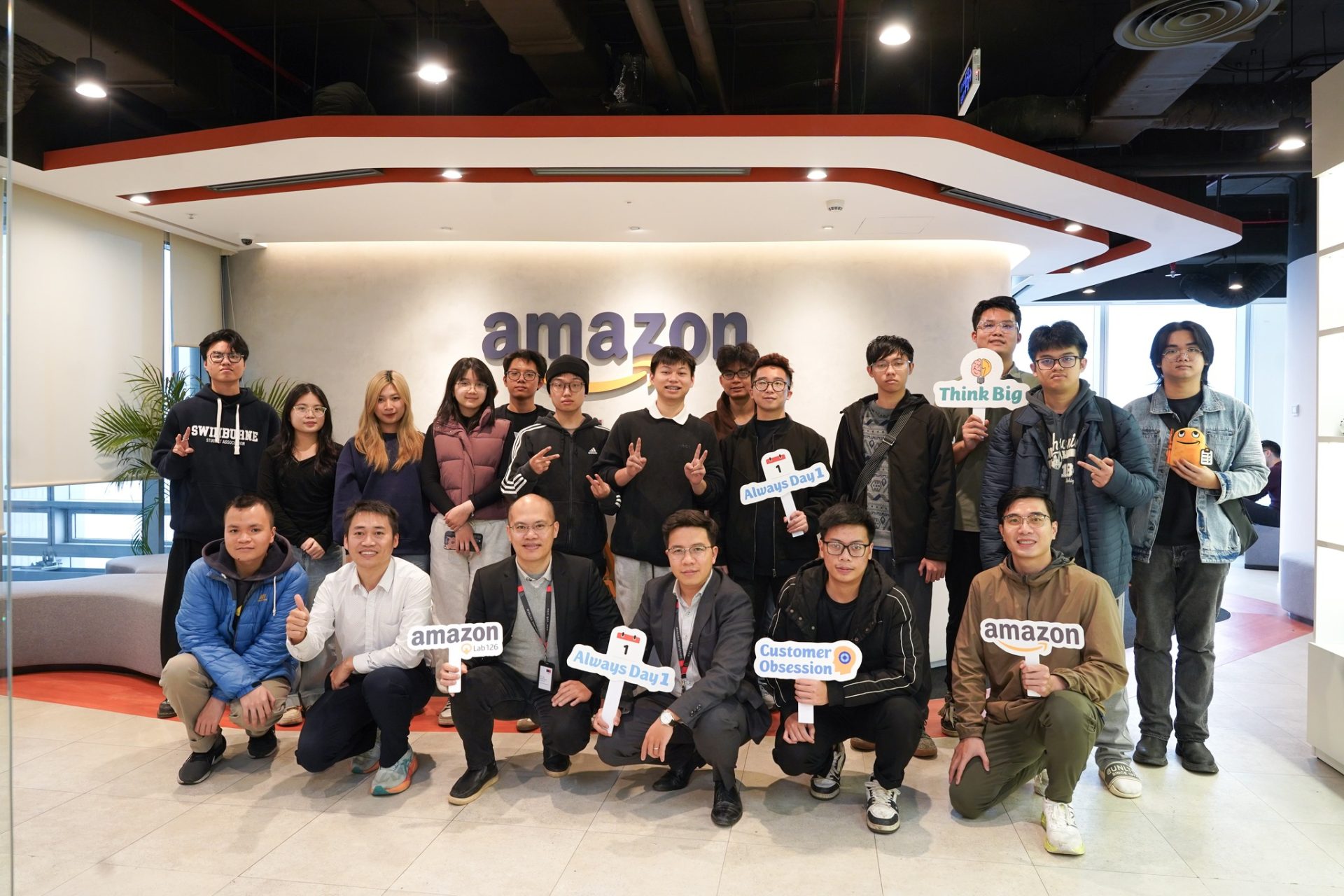 AWS Vietnam là đối tác chiến lược của Swin Hackathon 2026