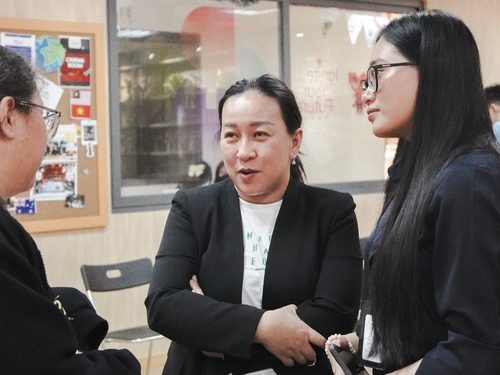 Phụ huynh của em Tô Thị Phúc Xuân bày tỏ sự hài lòng sau khi tham gia chương trình