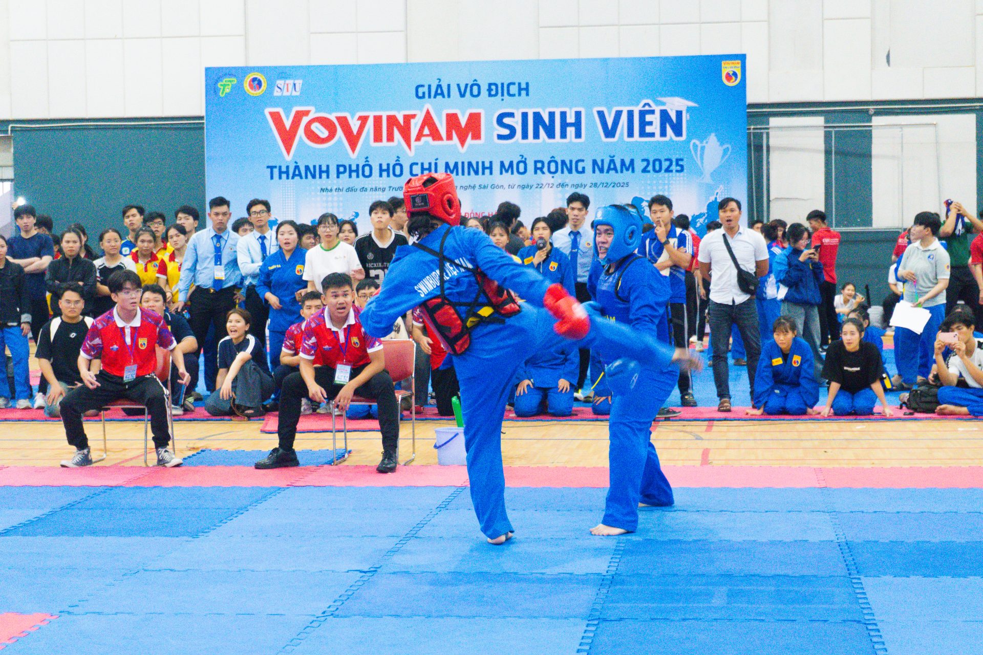 Phần thi đấu của võ sinh Đoàn Thiên Anh mang về Huy chương Bạc nội dung đối kháng nam trên 82kg