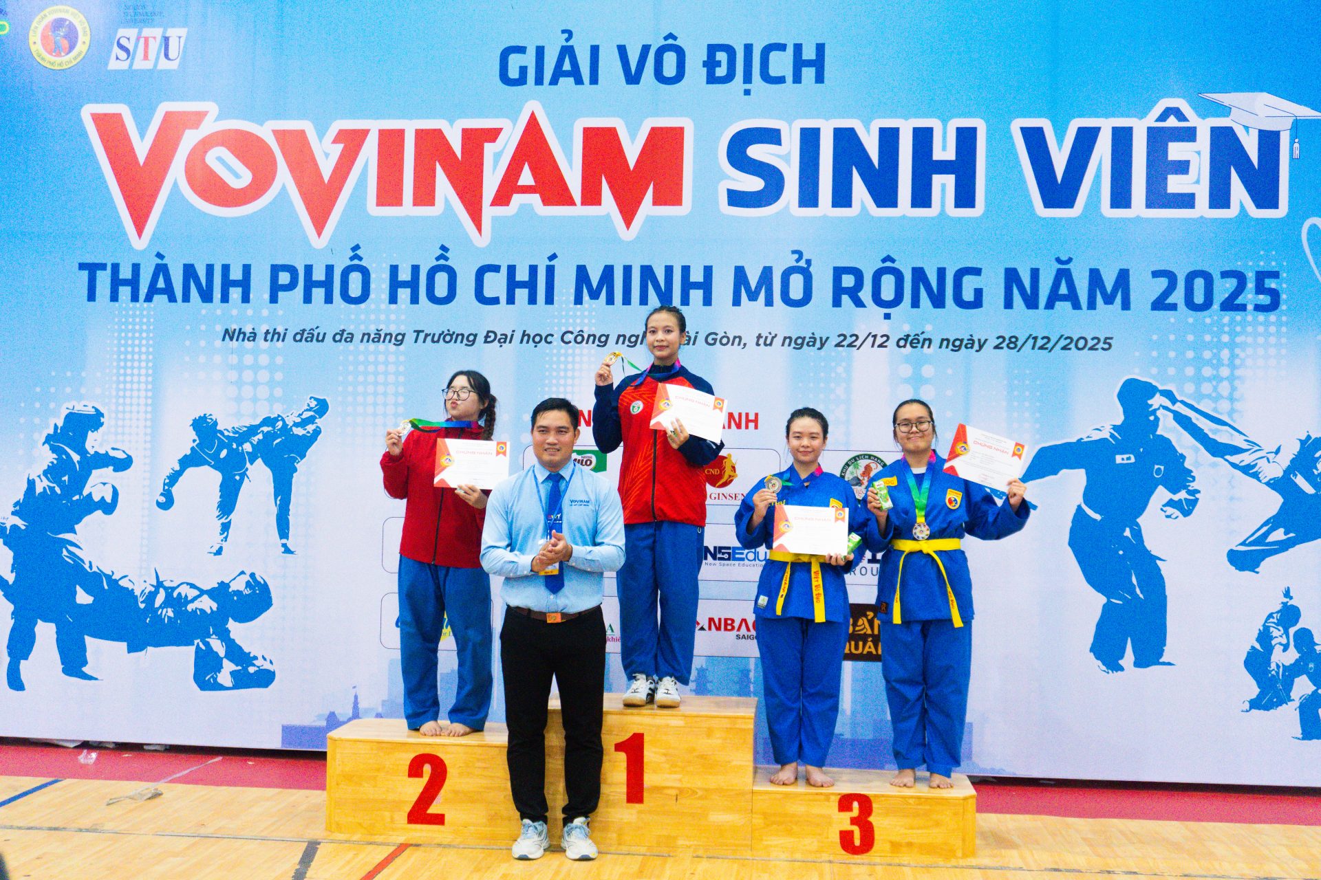 Lê Bảo Ngọc (ngoài cùng bên phải) xuất sắc giành Huy chương Đồng nội dung đối kháng nữ hạng cân 66kg
