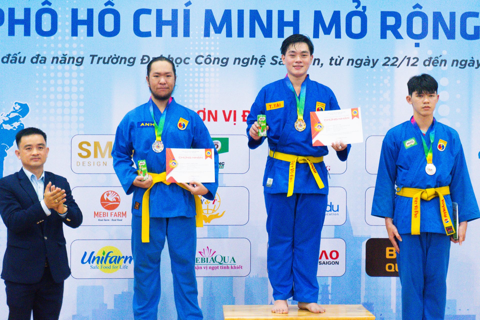 Đoàn Thiên Anh (ngoài cùng bên trái) mang về Huy chương Bạc nội dung đối kháng nam trên 82kg