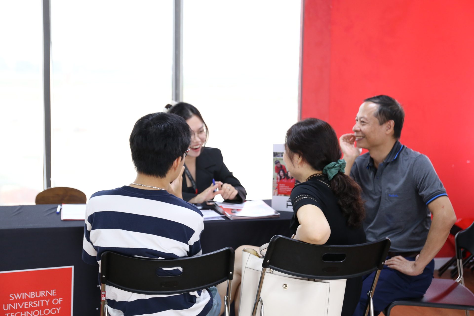 Quầy tư vấn cung cấp nhiều thông tin bổ ích về quy trình tuyển sinh 2026