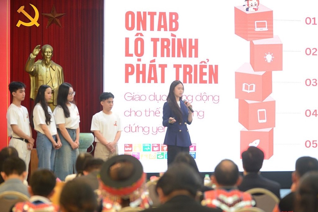Vân Nghi - sinh viên Swinburne Vietnam trong phiên trình bày dự án của đội