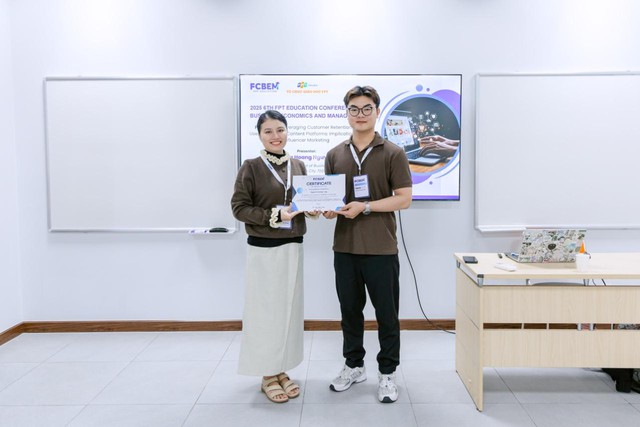 Đại diện nhóm tác giả nghiên cứu "Leveraging Customer Retention on User-Generated Content Platforms: Implications for Influencer Marketing" nhận giải thưởng Best Paper tại FCBEM 2025