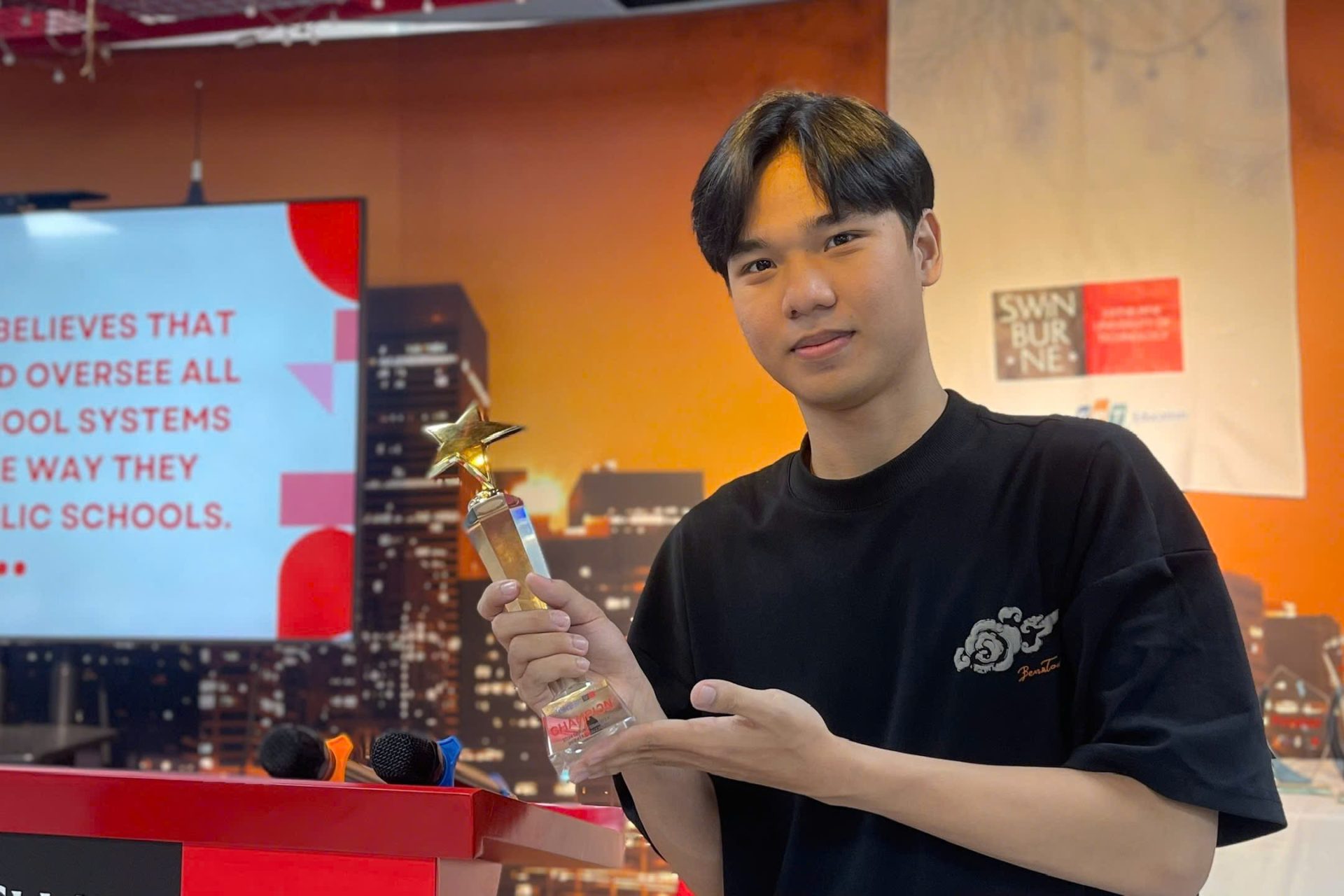 Thiên Hoàng từng đạt giải Best Performance cho một môn học trong học kỳ đầu tiên tại Swinburne