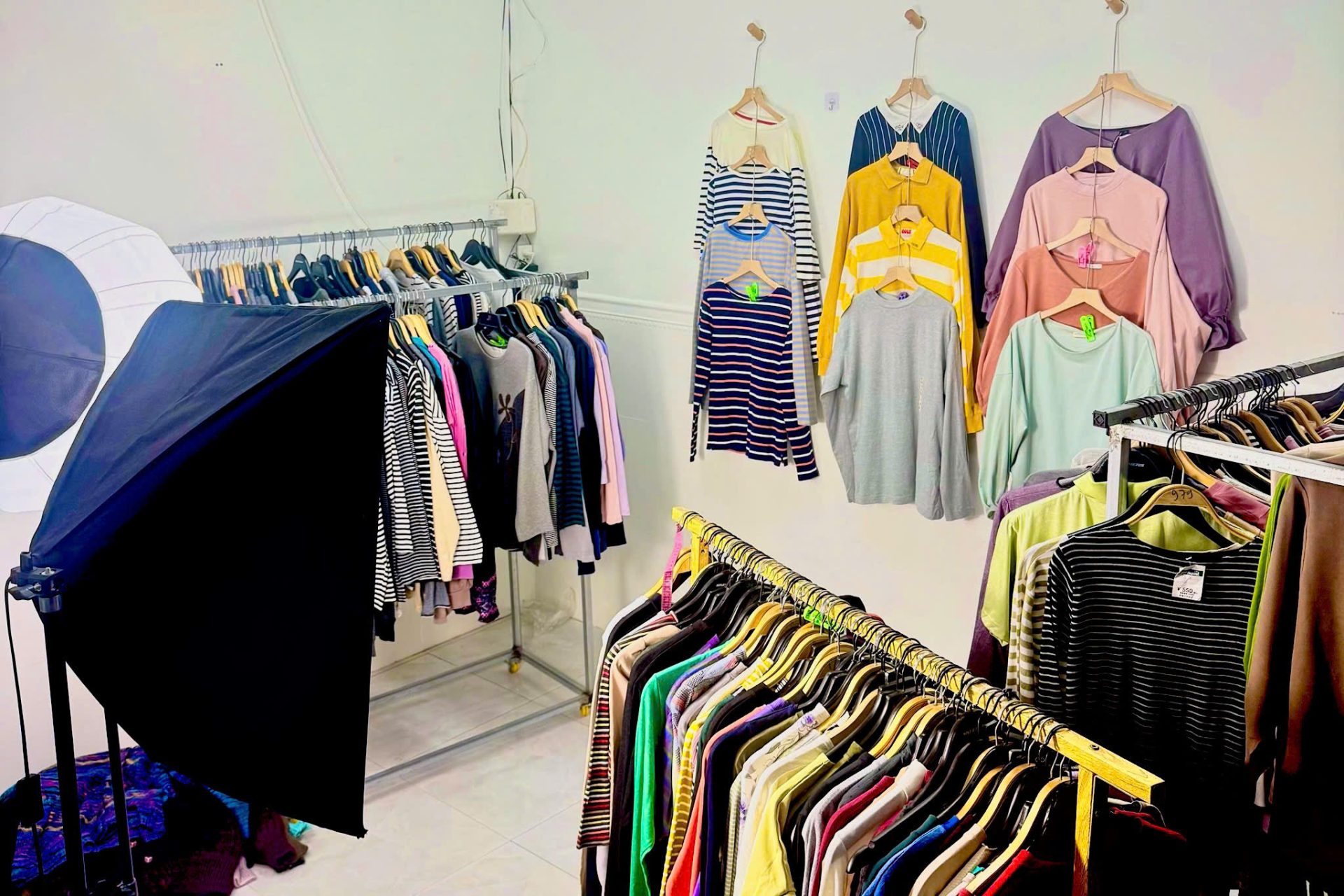 Một góc nhỏ trong xưởng khởi nghiệp với quần áo second-hand 