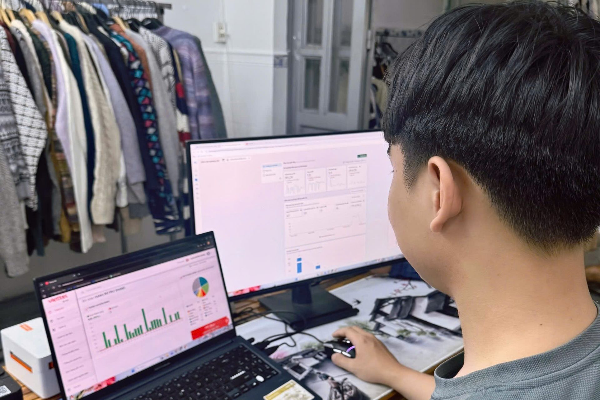 Thiên Hoàng nghiêm túc nghiên cứu thị trường mảng kinh doanh mà mình đang theo đuổi