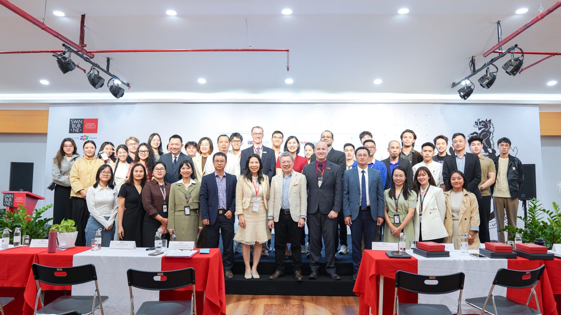 Hội thảo do Swinburne Vietnam tổ chức, quy tụ những chuyên gia hàng đầu trong lĩnh vực logistics và thương mại điện tử.