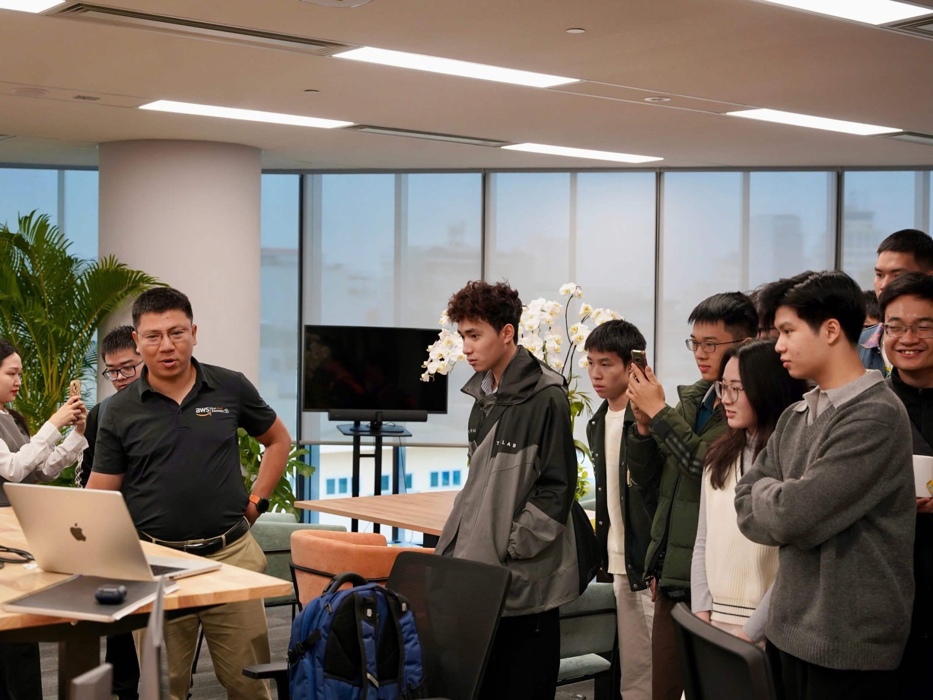 Sinh viên Swinburne Vietnam tham quan văn phòng làm việc của AWS tại Hà Nội