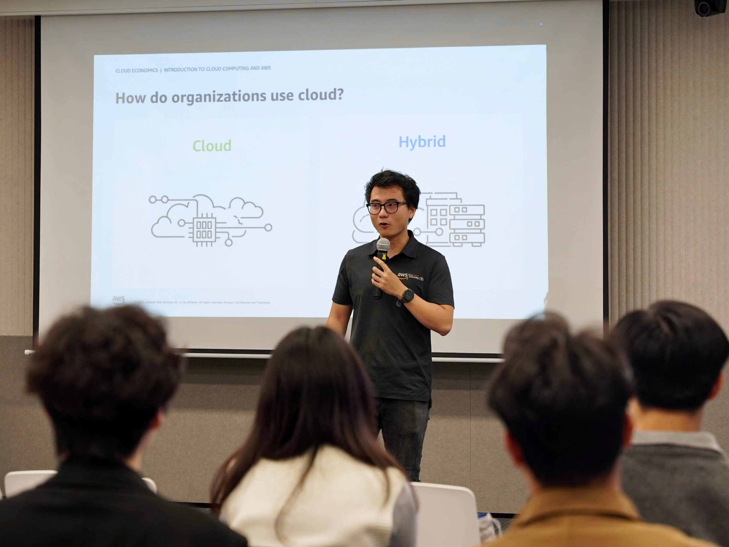 Anh Cao Hoàng Tùng từ phòng Kiến trúc giải pháp AWS Vietnam chia sẻ về chủ đề “Cloud Computing & Career Paths”