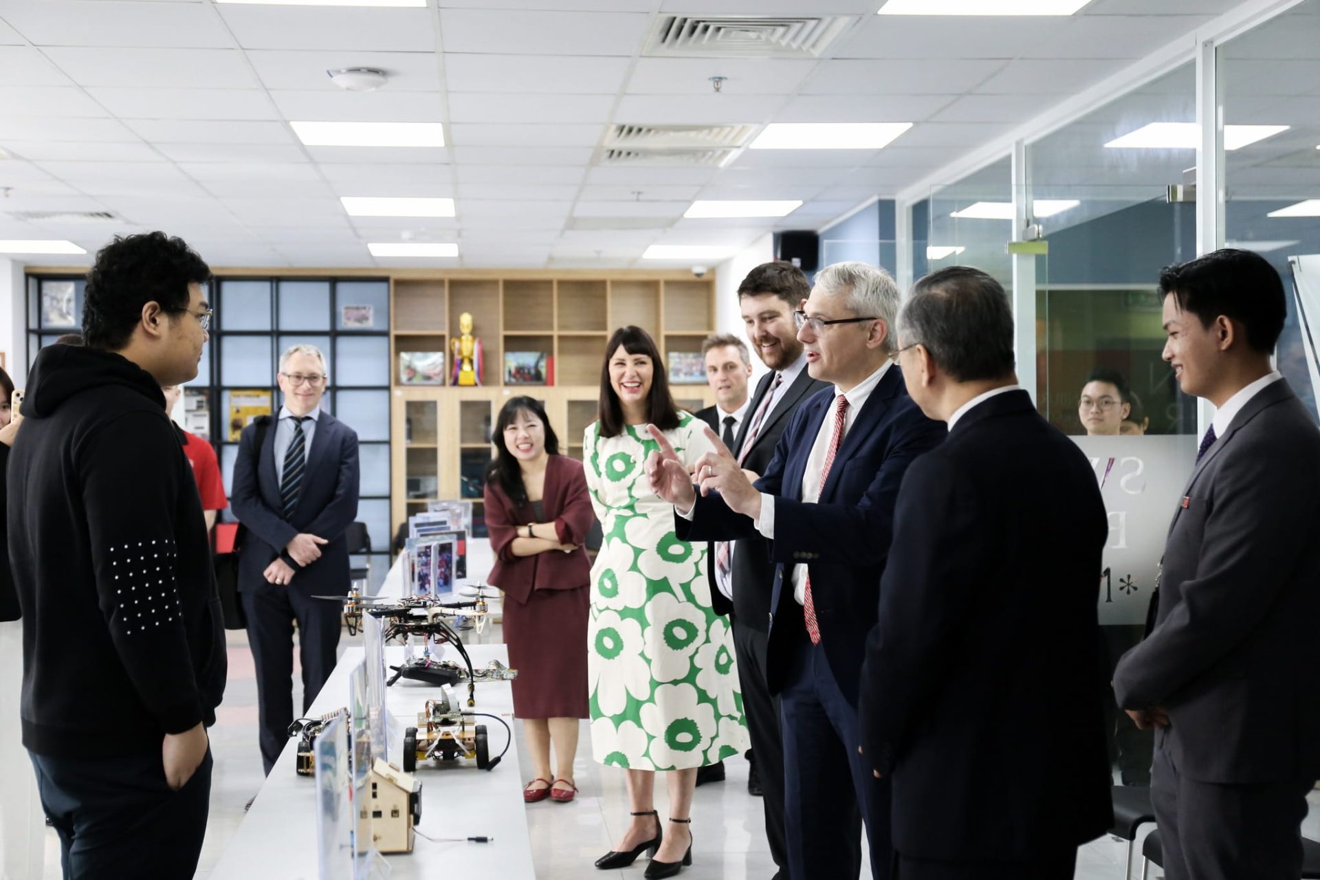 Ảnh 1: Swinburne Vietnam đón tiếp Ngài Danny Pearson – Bộ trưởng Phát triển Kinh tế & Việc làm kiêm Bộ trưởng Tài chính Bang Victoria  cùng phái đoán Swinburne Australia trong Lễ ra mắt chương trình Swinburne MBA tại Việt Nam.