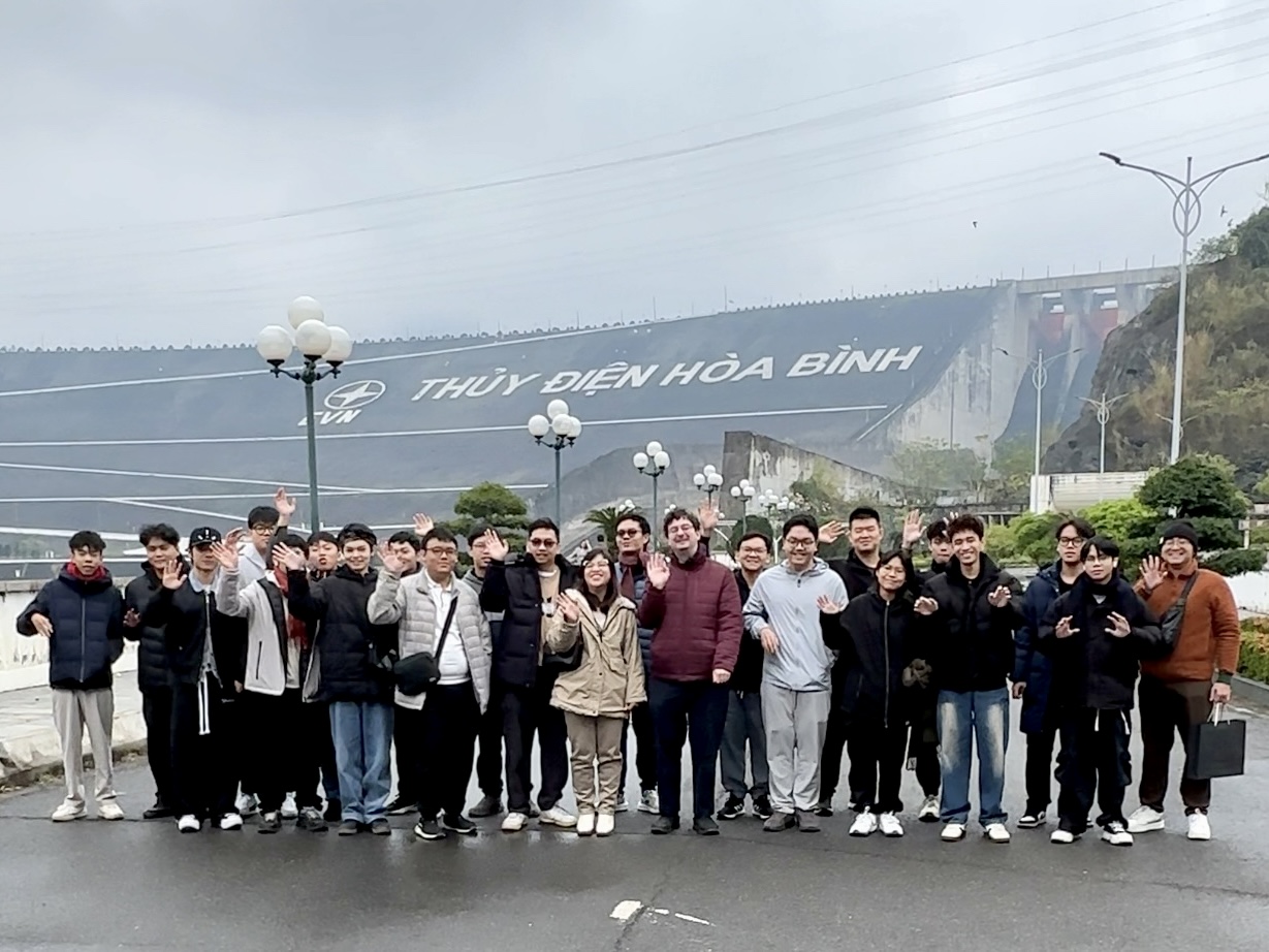 Sinh viên Swinburne Vietnam tham quan nhà máy Thuỷ điện Hoà Bình