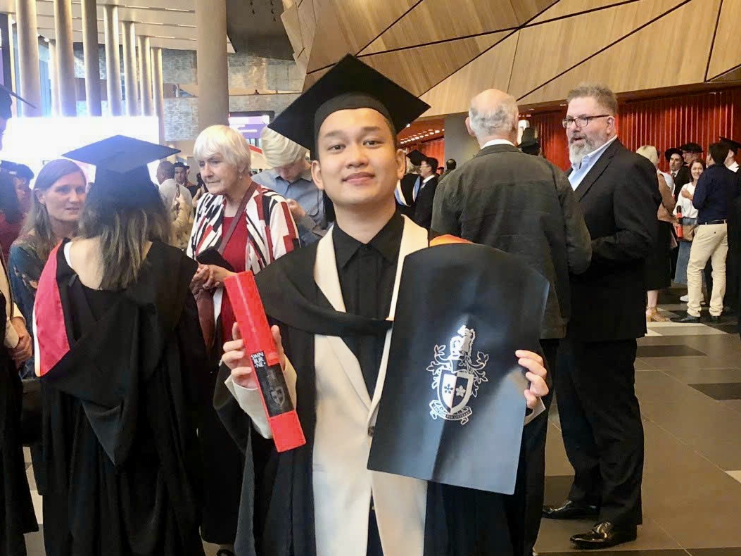 Sau khi hoàn thành hệ Cử nhân tại Swinburne Vietnam, Hoàng Nhật Quang theo học chương trình Thạc sĩ tại Swinburne Australia và tốt nghiệp với GPA xuất sắc