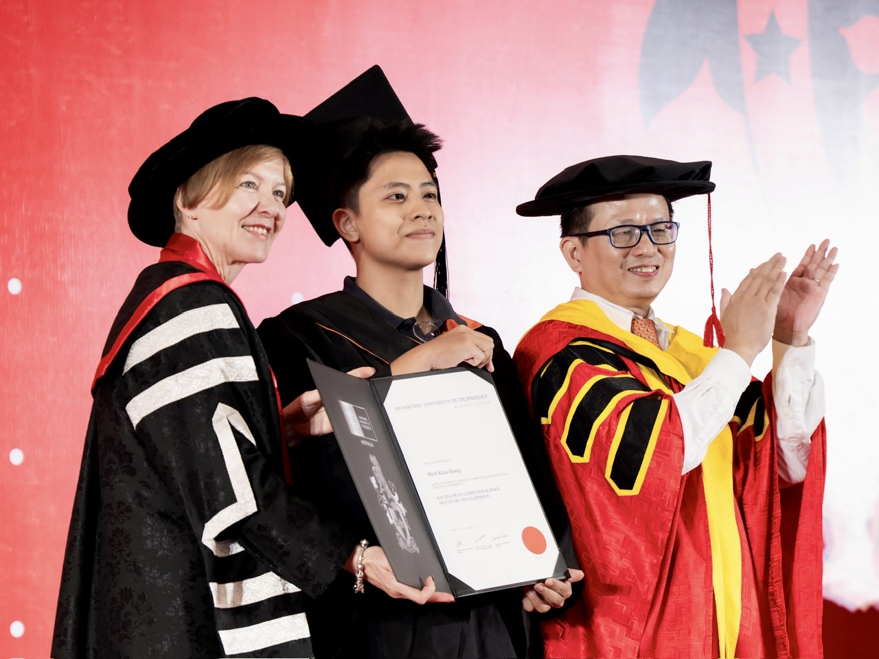 Hoàng Khuê đã chính thức tốt nghiệp Cử nhân tại Swinburne Vietnam vào tháng 10/2025