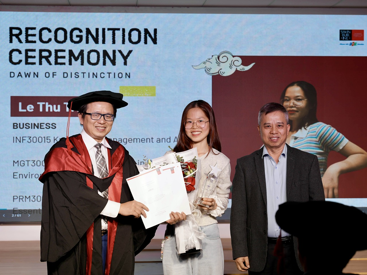 TS. David Hoàng - Giám đốc Swinburne Vietnam trao chứng nhận học tập xuất sắc cho Thu Trà