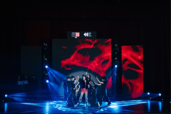 Các tiết mục tại vòng Chung kết Khu vực Sing Out Loud được đầu tư công phu về sân khấu và vũ đạo 