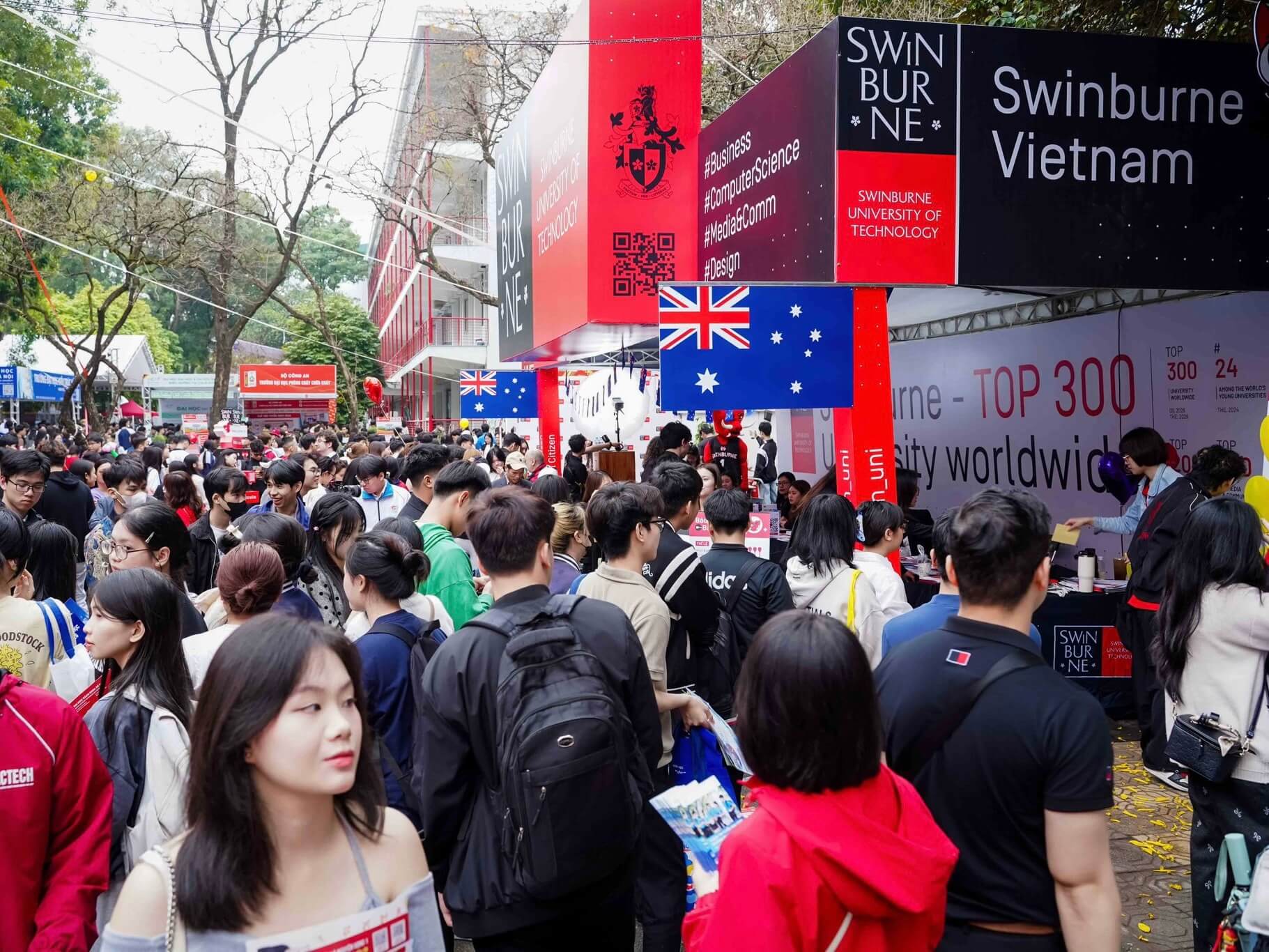 Gian tư vấn của Swinburne Vietnam thu hút hàng chục nghìn học sinh, phụ huynh đến tham gia và tìm hiểu