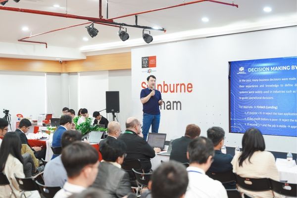 “AI có thể đề xuất các phương án tối ưu dựa trên hàng triệu kịch bản khác nhau.” - TS. Trần Thế Hùng chia sẻ