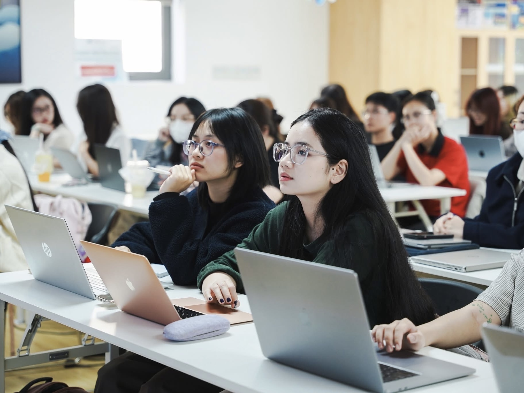 Các bạn sinh viên đặc biệt quan tâm đến nội dung chia sẻ của chuyên gia về bối cảnh Truyền thông trong các tập đoàn đa quốc gia