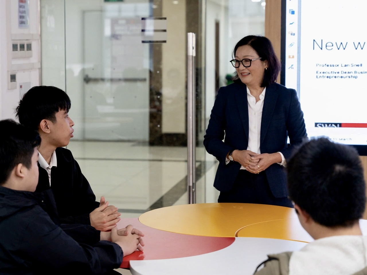 Sinh viên Swinburne Vietnam tham gia học tập, trao đổi cùng GS. Lan Snell
