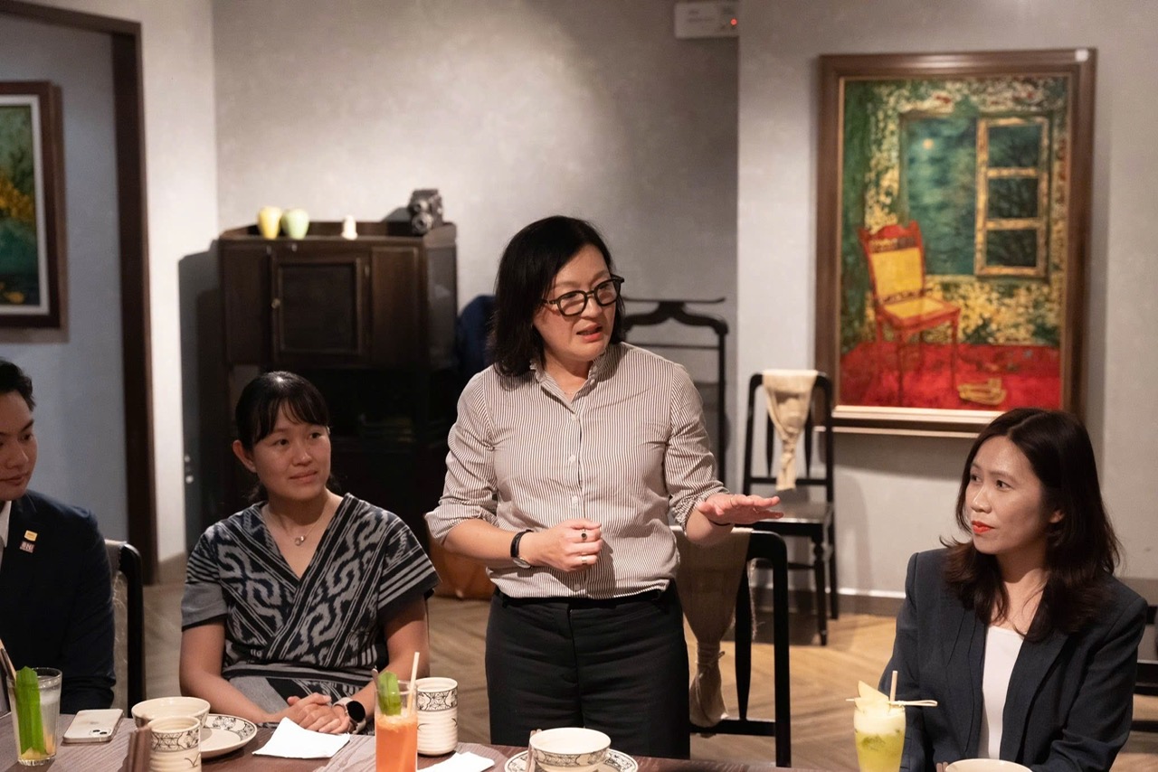 GS. Lan Snell gặp gỡ và chia sẻ với cựu sinh viên Swinburne Vietnam