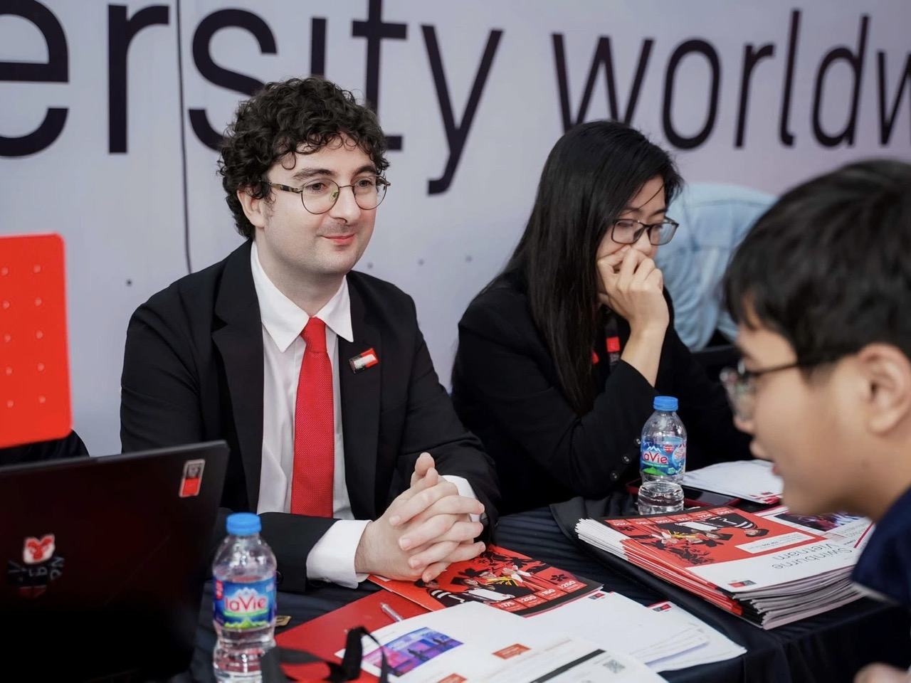 Gian tư vấn của Swinburne Vietnam thu hút sự quan tâm của hàng nghìn học sinh và phụ huynh