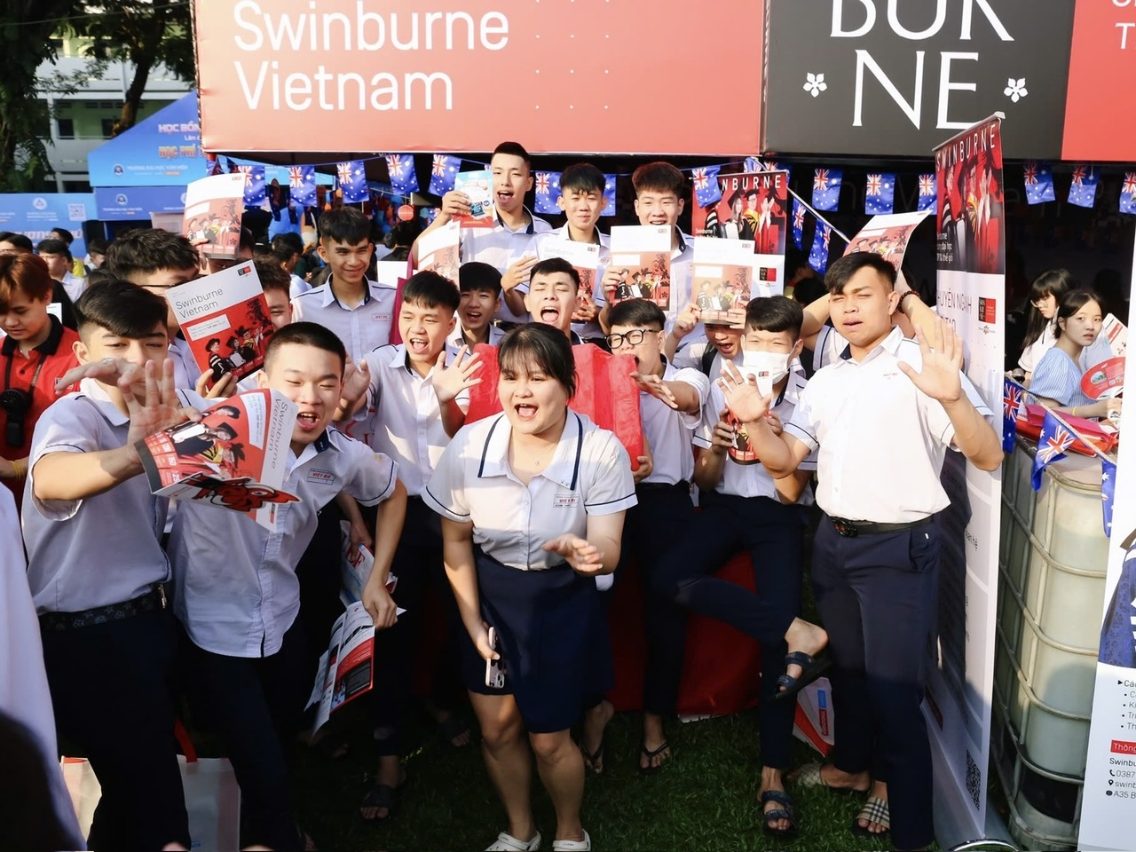Không khí gian tư vấn Swinburne Vietnam vô cùng sôi nổi, với sự quan tâm đặc biệt của các thi sính 2k8