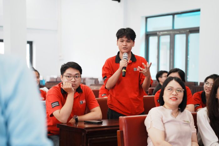 Sinh viên Swinburne Vietnam - Đà Nẵng trao đổi thông tin về quy trình vận hành và đổi mới trong quản lý chuỗi cung ứng tại Cảng Quy Nhơn.