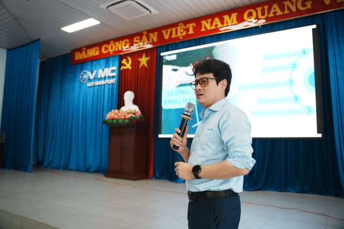 ”Logistics sẽ mở ra nhiều cơ hội và đi kèm với những thách thức để phát triển vượt bậc cho nền kinh tế Việt Nam” - Ông Nguyễn Tiến Hưng chia sẻ
