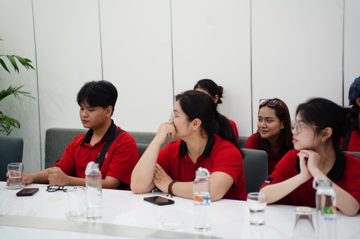 Các sản phẩm AI tại FPT Software Quy Nhơn đã thu hút các sinh viên Swinburne Vietnam - Đà Nẵng ngay từ ấn tượng đầu tiên.