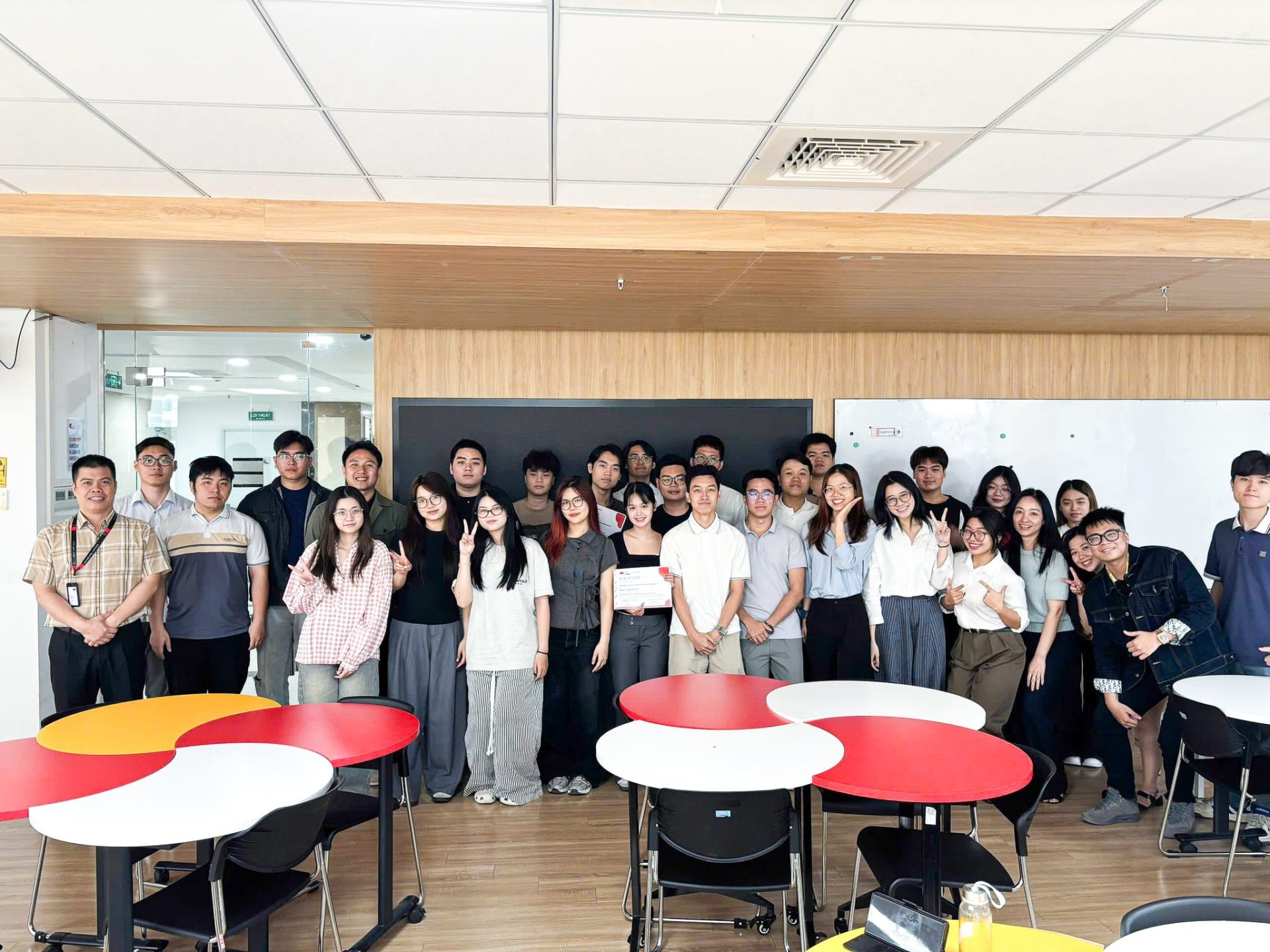 Sinh viên môn học Business Consulting Project cùng đại diện doanh nghiệp và giảng viên