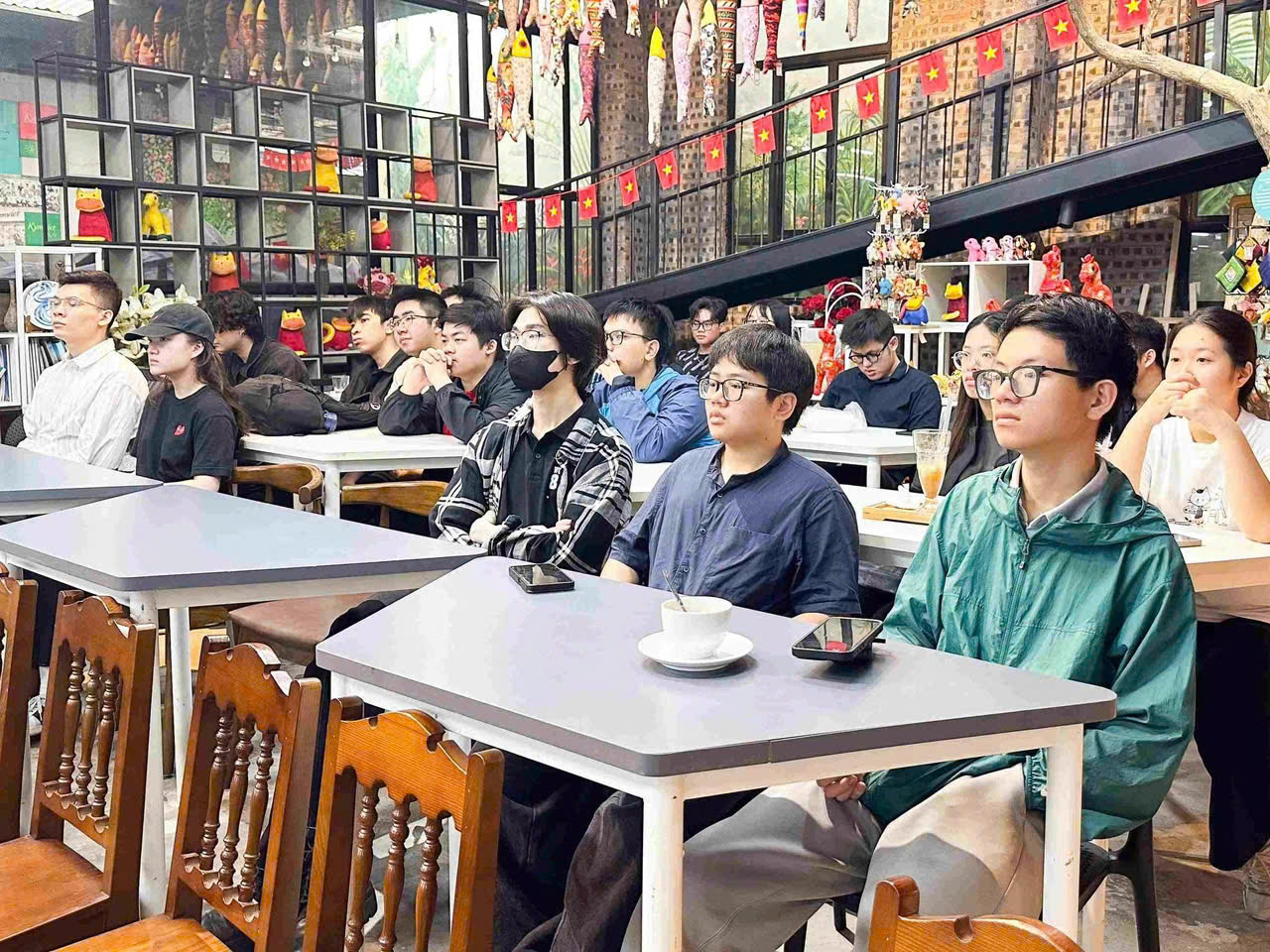 Đoàn Swinburne Vietnam gặp gỡ và lắng nghe chia sẻ từ Chủ tịch Hội đồng quản trị Kymviet