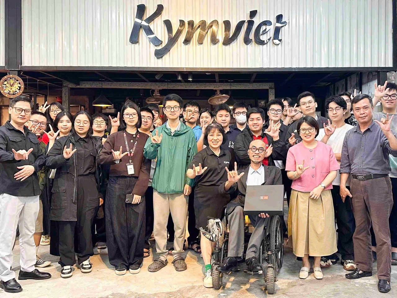 Đoàn Swinburne Vietnam cùng các đại diện Kymviet cùng nói “Tôi yêu bạn” bằng ngôn ngữ ký hiệu