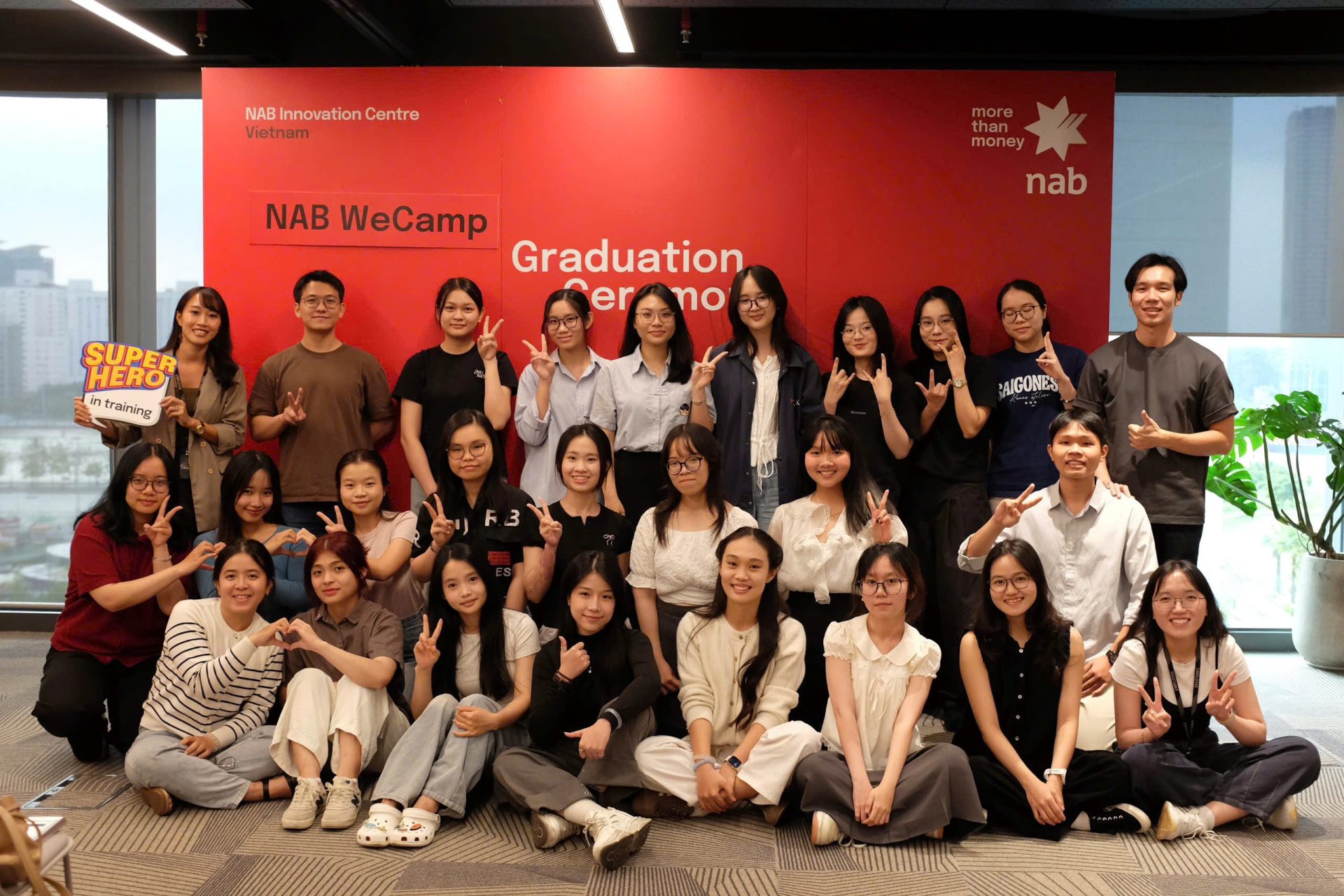 Hành trình của Đông Nhi luôn có sự đồng hành của bạn bè và sự chỉ dẫn từ những anh chị cựu sinh viên Swinburne Vietnam