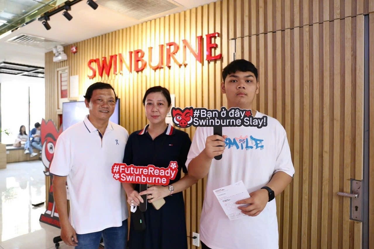 Minh Nhật cùng ba mẹ tham gia Ngày hội Trải nghiệm tại Swinburne Vietnam cơ sở TP.HCM