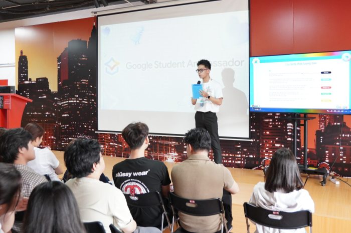 Minh Tâm trong vai trò Host của Workshop: Mastering Google Gemini, diễn ra tại Swinburne Vietnam - cơ sở Đà Nẵng.