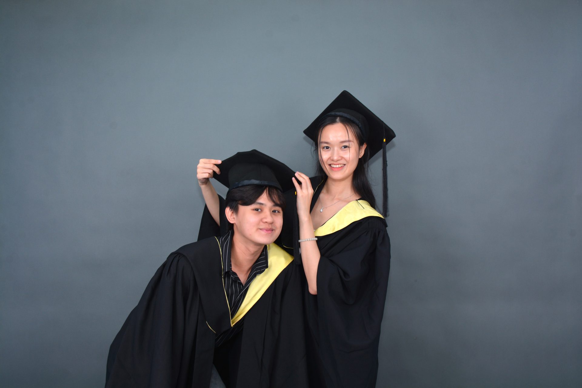 Chị em Hạ Quyên và Nhật Minh dần trở nên thân thiết hơn khi học cùng nhau tại Swinburne Vietnam