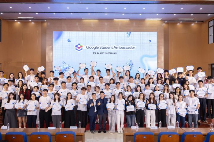 Minh Tâm cùng Nhân sự cấp cao của Google và các Đại sứ sinh viên Google trên toàn quốc tại buổi Workshop đầu tiên: “Đại sứ sinh viên Google”