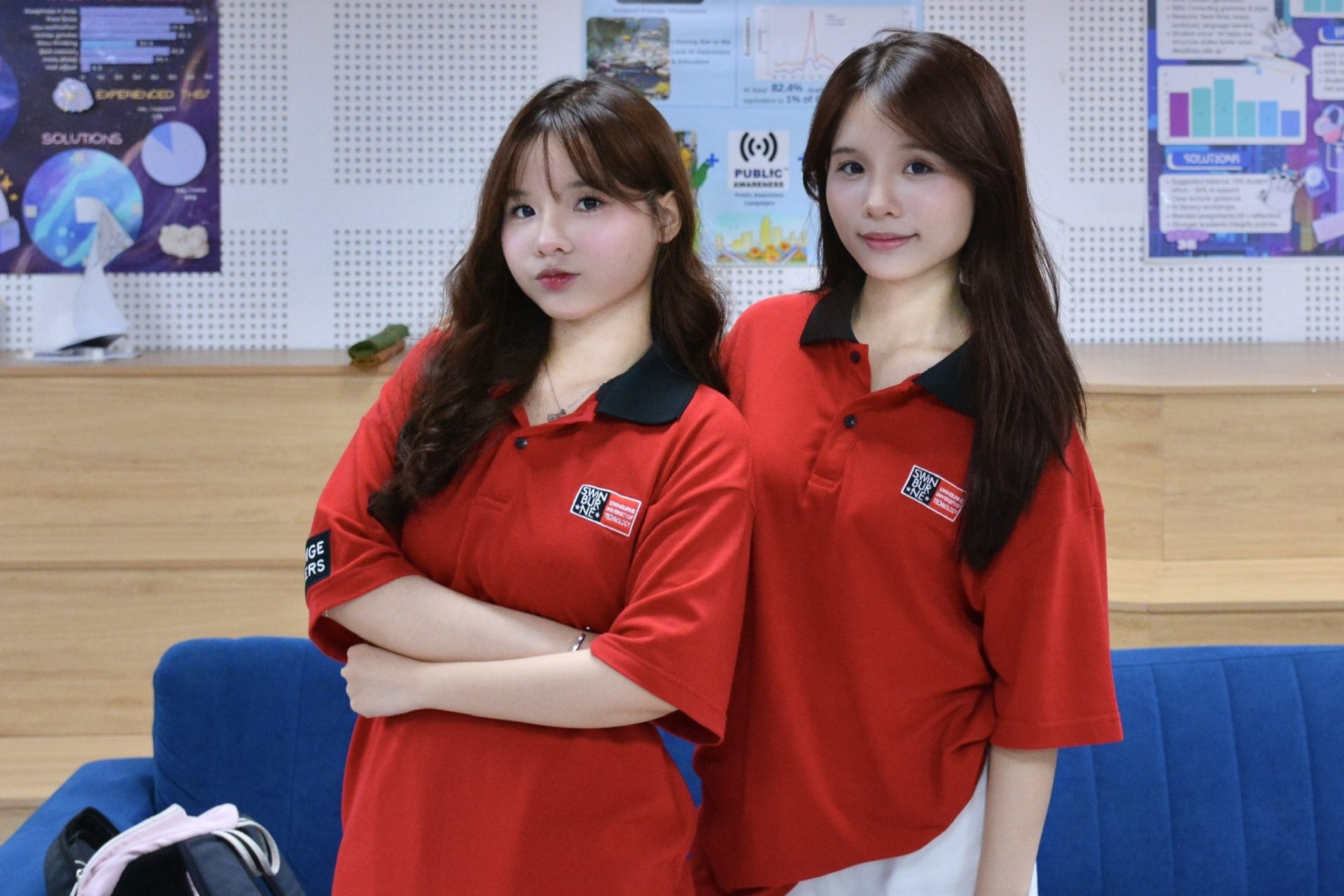 Thanh Trúc và Thủy Trúc trong màu áo đồng phục Swinburne Vietnam