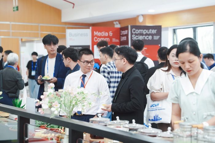 Hoàng Nhật Thành trao đổi kiến thức và thông tin chuyên môn cùng chuyên gia đầu ngành tại Hội nghị Quốc tế lần thứ 11 về Công nghệ Thông tin thông minh (ICIIT)