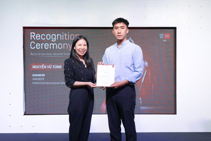 Nguyễn Vũ Tùng nhận chứng nhận "Sinh viên xuất sắc nhất môn học" thuộc chuyên ngành Kinh doanh quốc tế