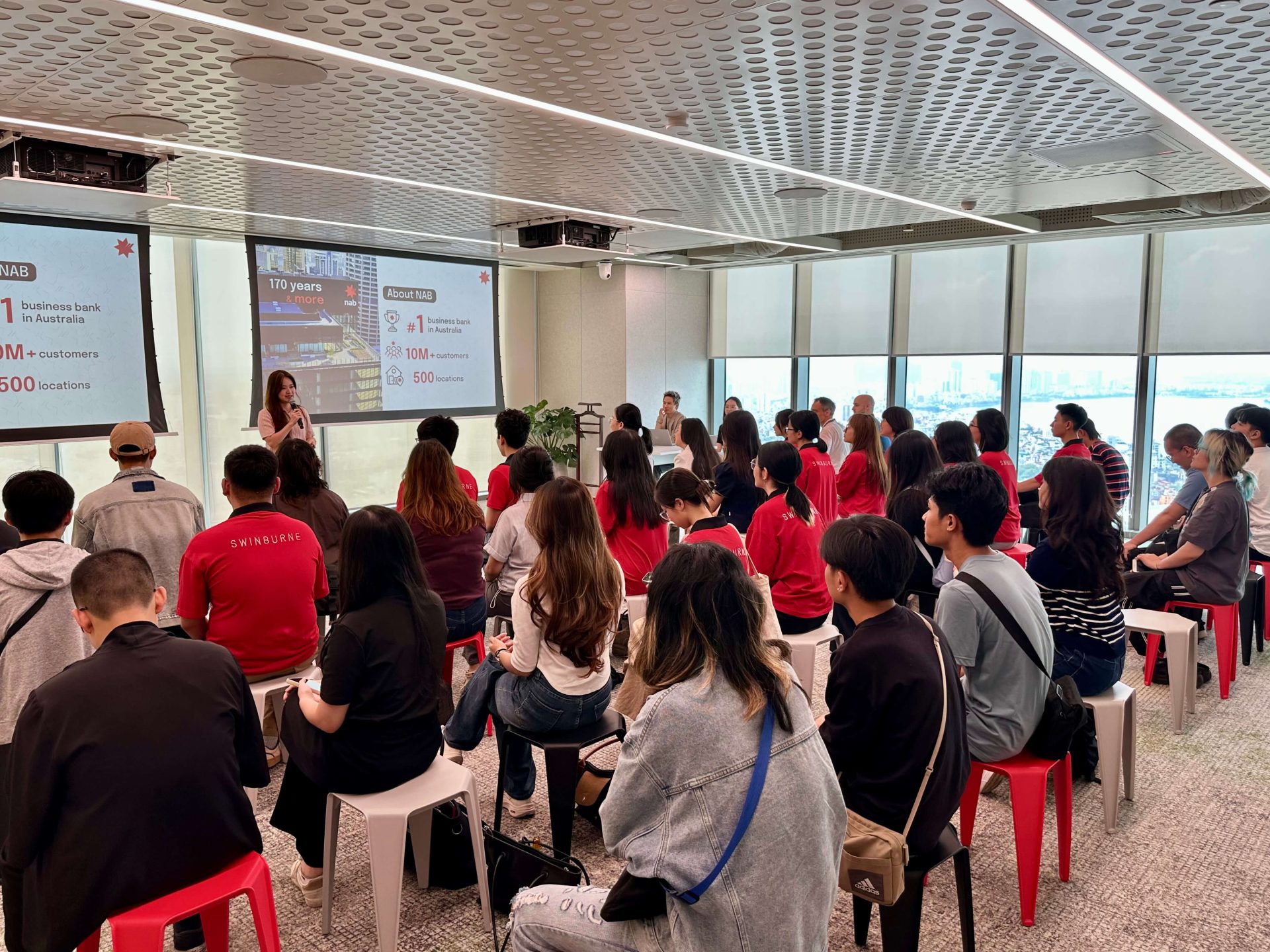 Đoàn Swinburne Vietnam lắng nghe chia sẻ từ chuyên gia tại NAB