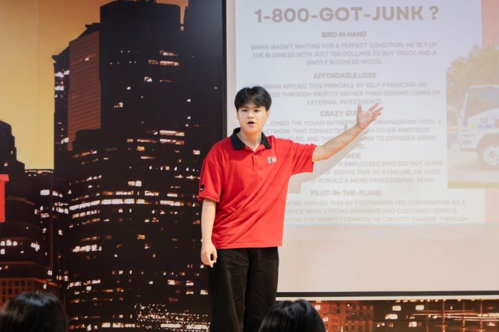 Huỳnh Phan Kiên thuyết trình dự án của môn học tại Swinburne Vietnam - Đà Nẵng