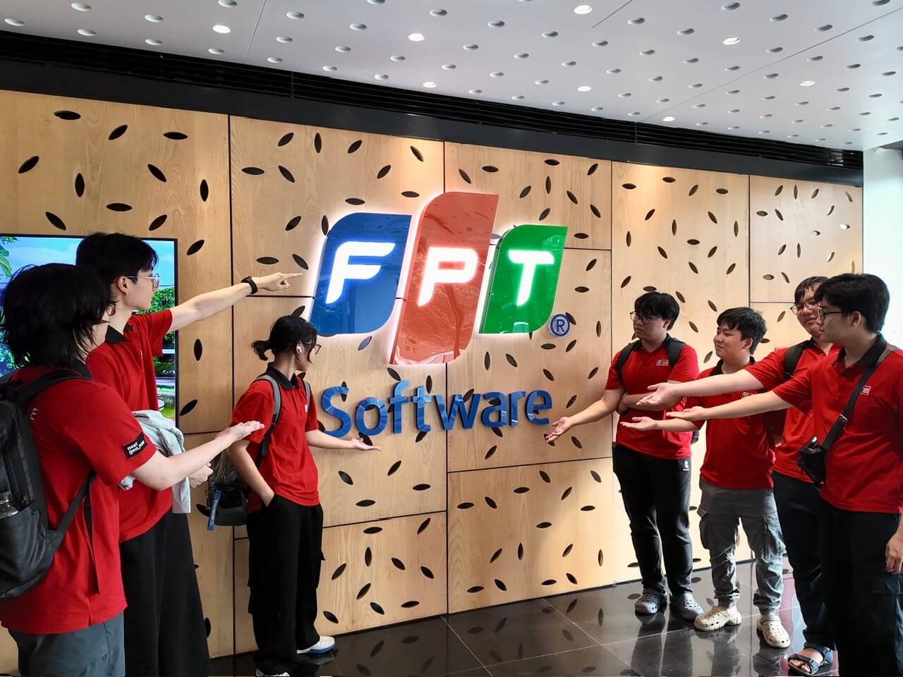 Sinh viên CNTT Swinburne Vietnam trong chuyến học tập tại FPT Software Hoà Lạc