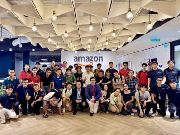 Sinh viên ngành Công nghệ thông tin thông minh Swinburne Vietnam tham gia buổi chia sẻ cùng các chuyên gia tại Amazon Web Services (AWS) Vietnam