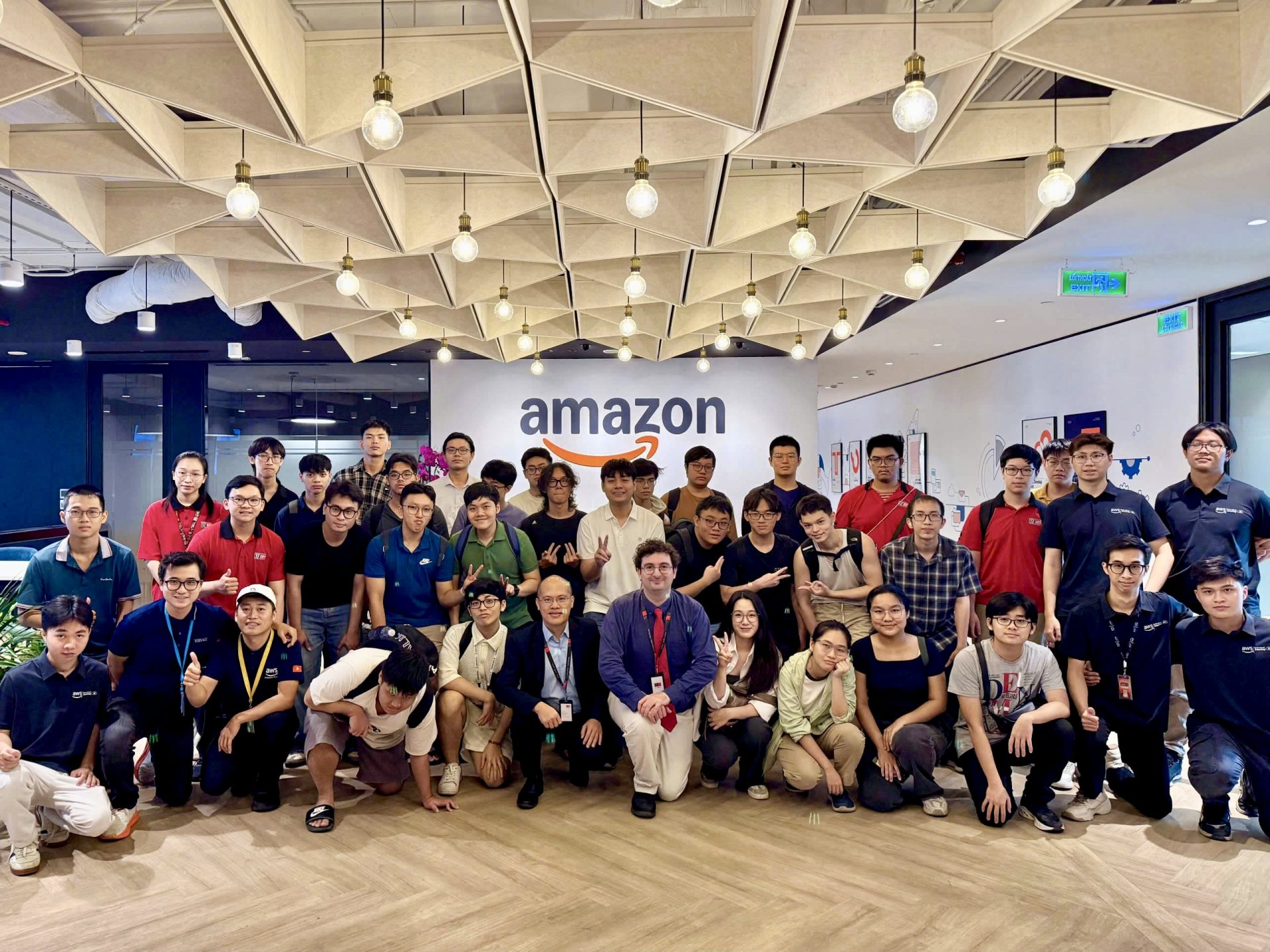 Sinh viên ngành Công nghệ thông tin thông minh Swinburne Vietnam tham gia buổi chia sẻ cùng các chuyên gia tại Amazon Web Services (AWS) Vietnam