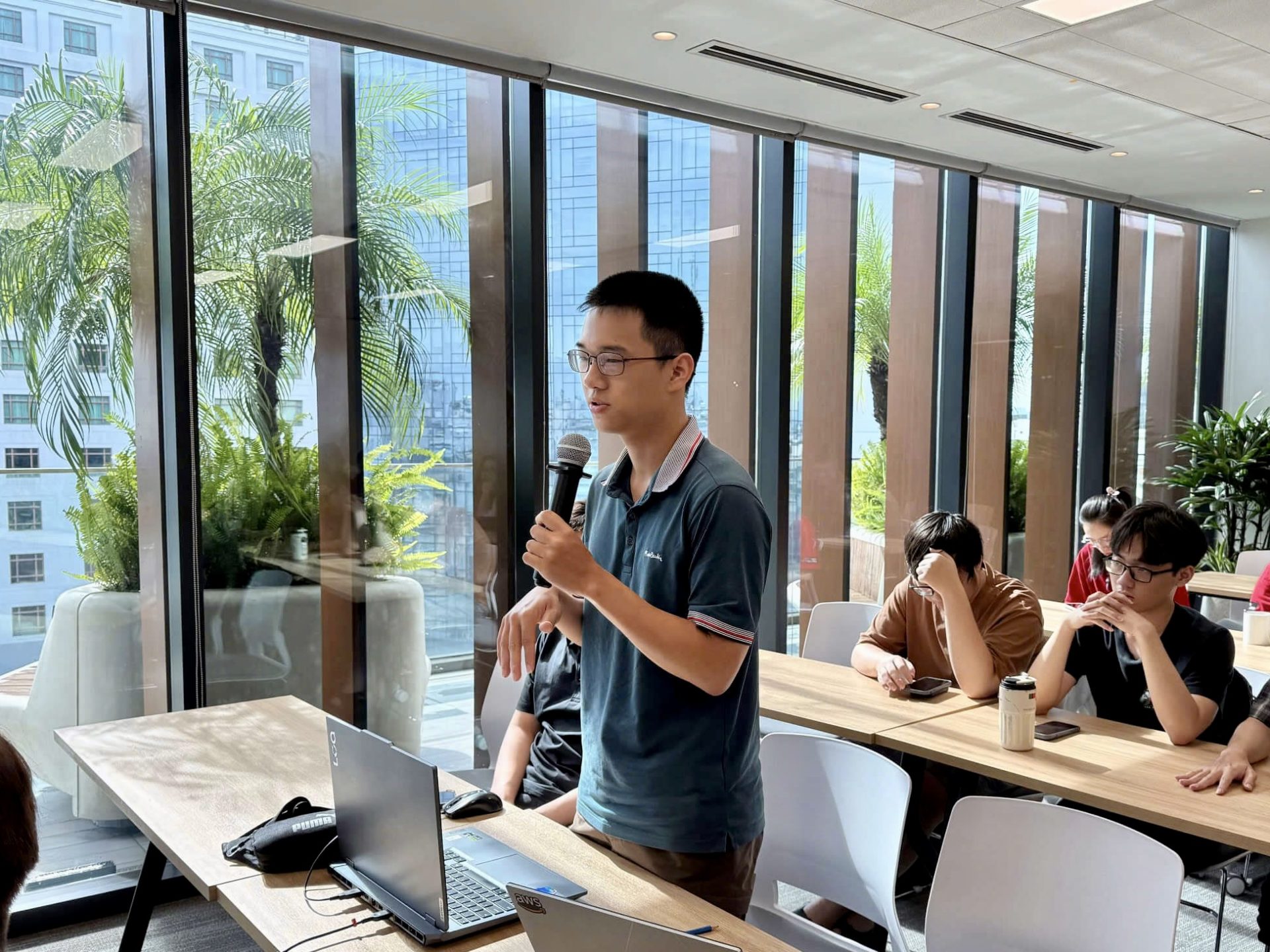 Sinh viên Swinburne Vietnam đặt câu hỏi và trao đổi cùng chuyên gia AWS