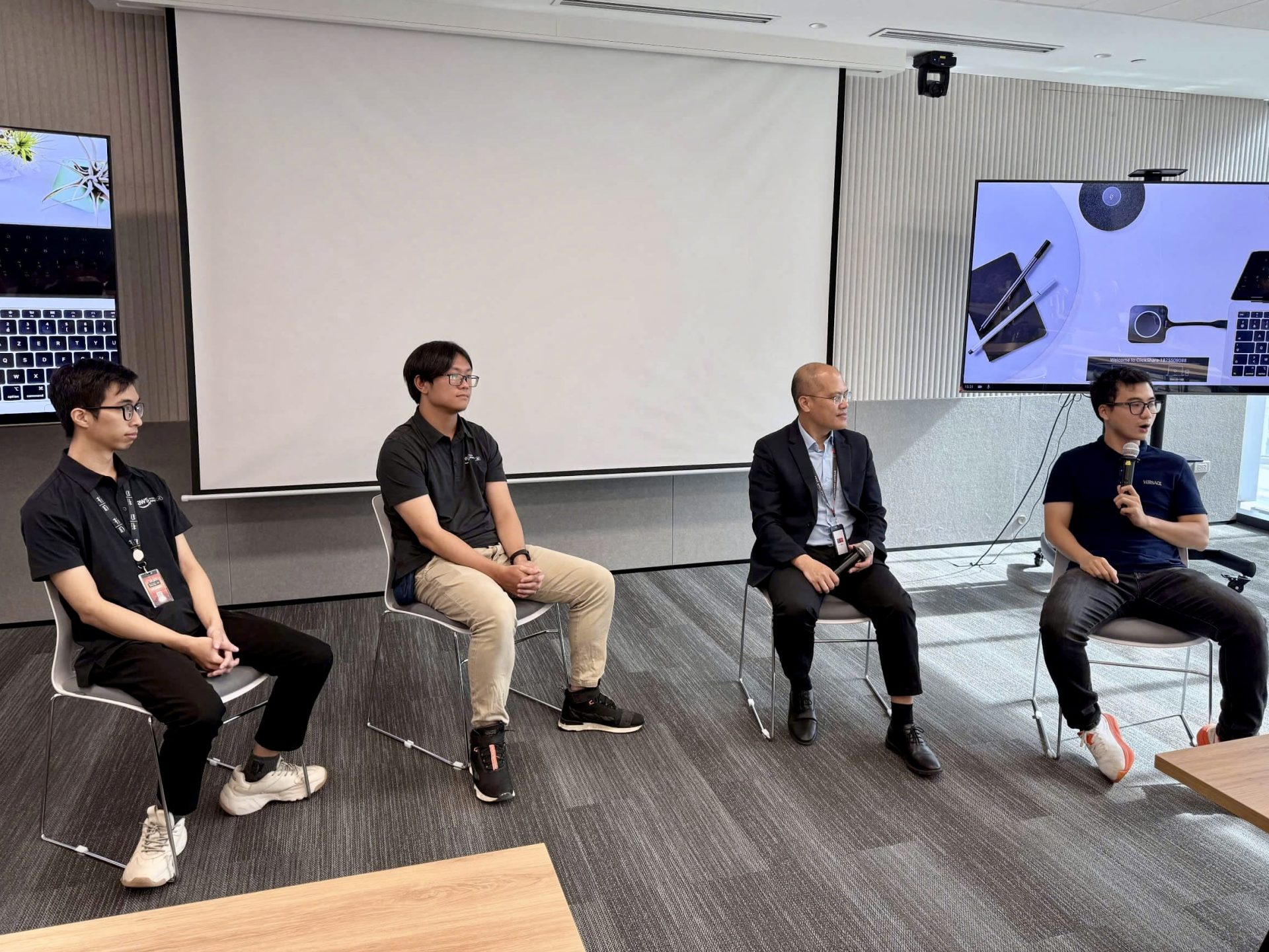Các chuyên gia AWS chia sẻ về xu hướng Cloud Computing, AI và cơ hội nghề nghiệp, đồng thời giải đáp nhiều câu hỏi từ sinh viên