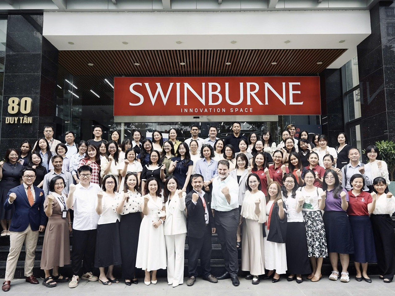 Ban tổ chức chương trình và người tham dự chụp ảnh kỷ niệm tại Swinburne Innovation Space, Hà Nội